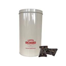 Boite métal laquée blanche garnie de confiseries chocolatées